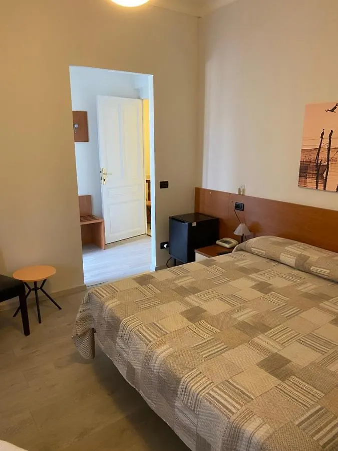 Hotel Fiorenza & Banksia Meuble Αλάσιο