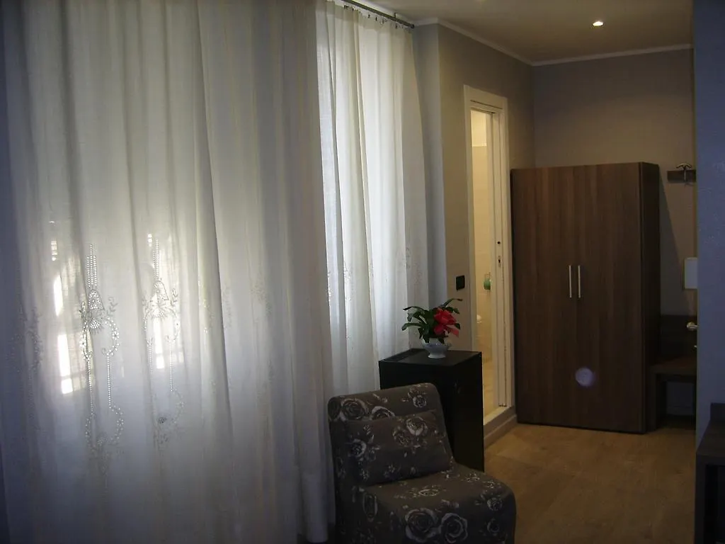 Hotel Fiorenza & Banksia Meuble Αλάσιο