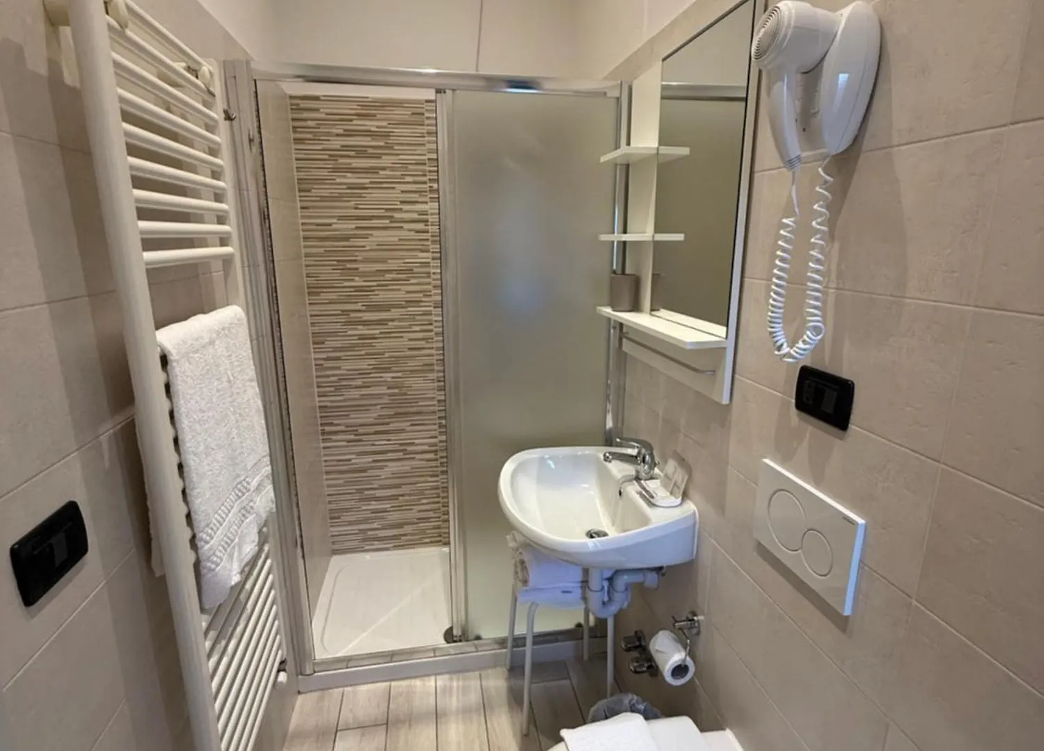 Hotel Fiorenza & Banksia Meuble Αλάσιο