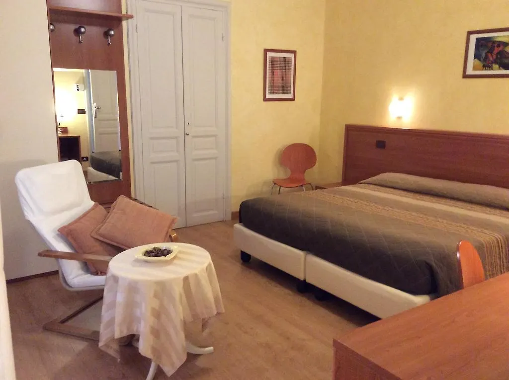 Hotel Fiorenza & Banksia Meuble Αλάσιο