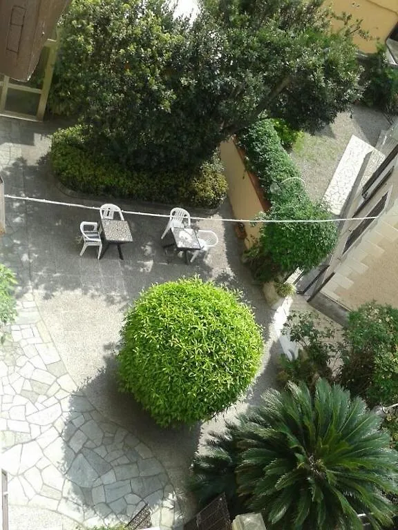 Hotel Fiorenza & Banksia Meuble Αλάσιο